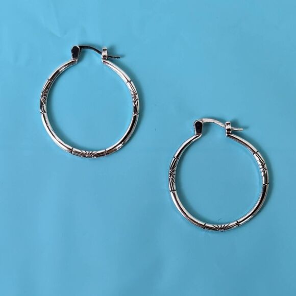 Silver Tone Hoop Earrings with Daisies 1" Diameter - Picture 2 of 4